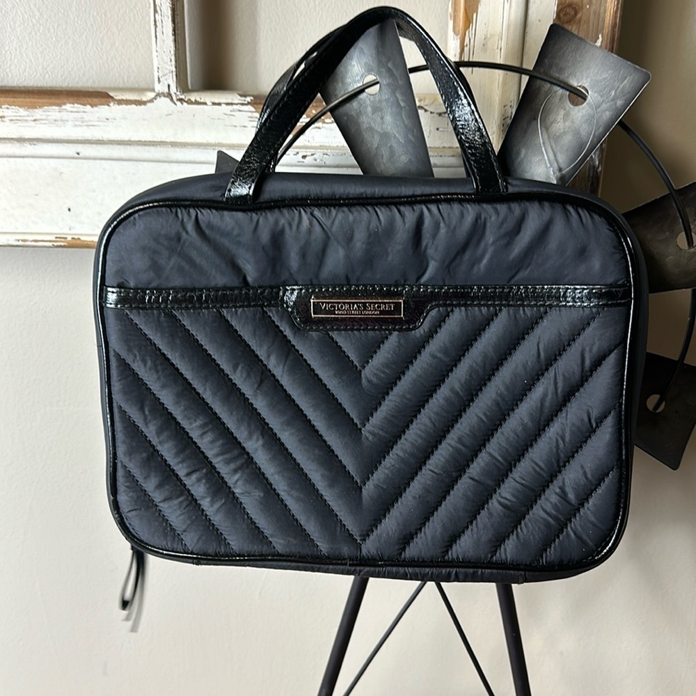 Victoria secret hanging cosmetic bag preowned great condition.Needs a little cl - Picture 1 of 6